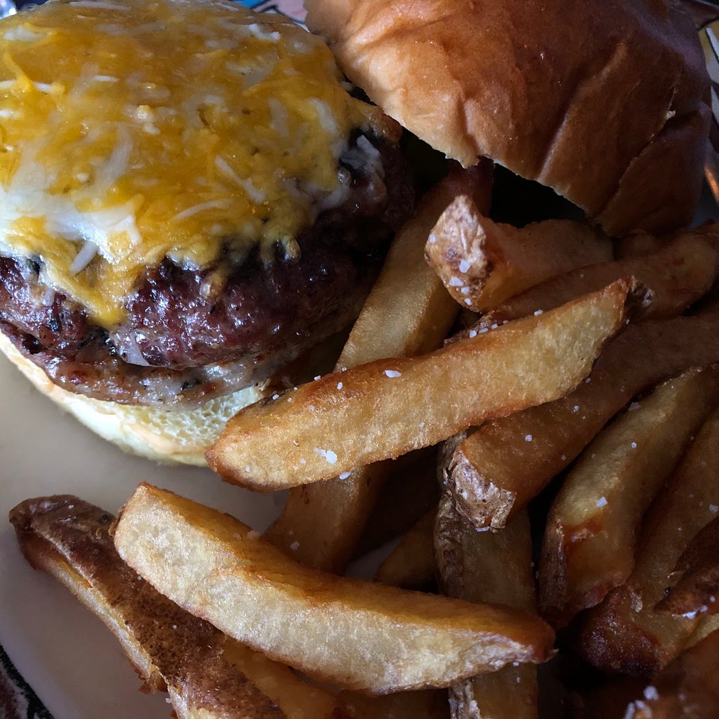 Dillingers Pub & Grill 1