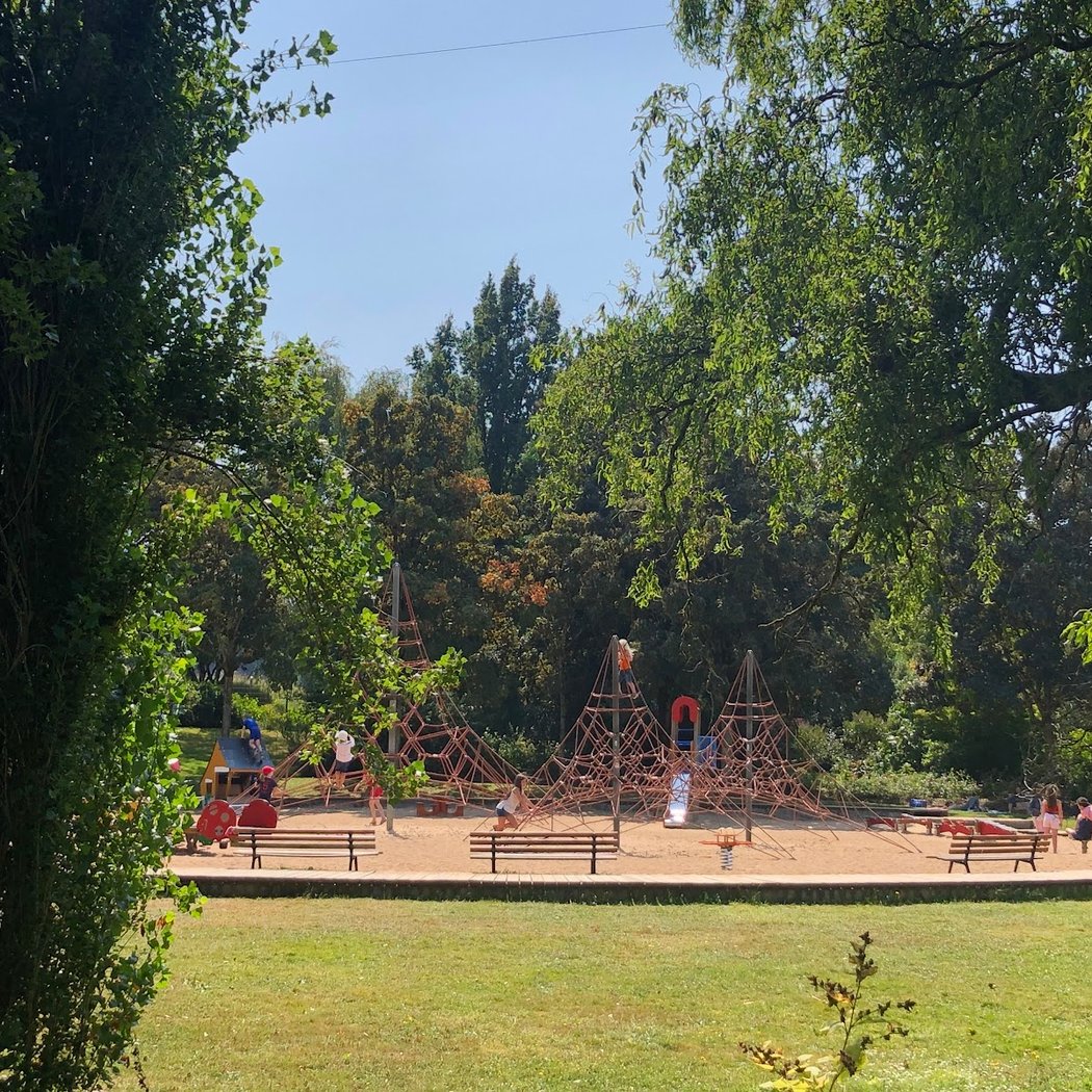 Terrain de jeu d'enfants du Parc Floral la Roseraie 1