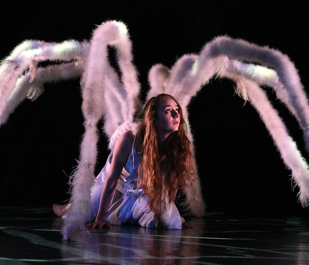 MOMIX: Alice 1