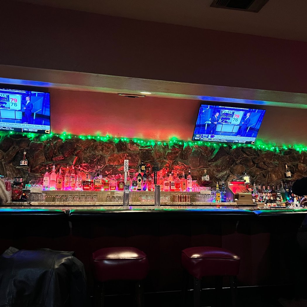 Polomoni's Bar & Lounge 3