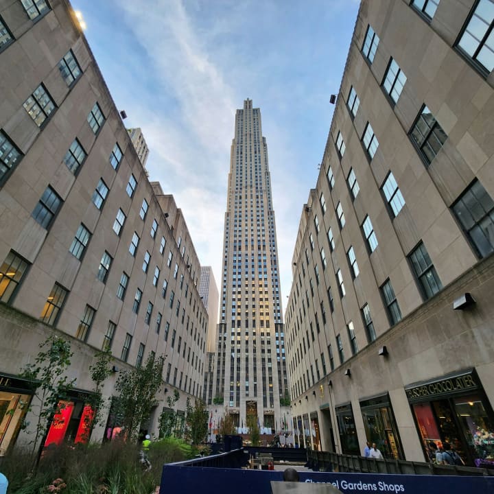 A Tale of Love, Fifth Avenue, New York Outdoor Exploration Game 4