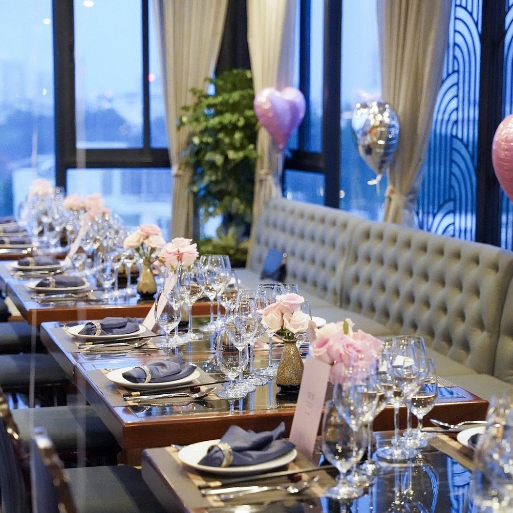 UPPER CLOUD RESTAURANT LAKE VIEW 2