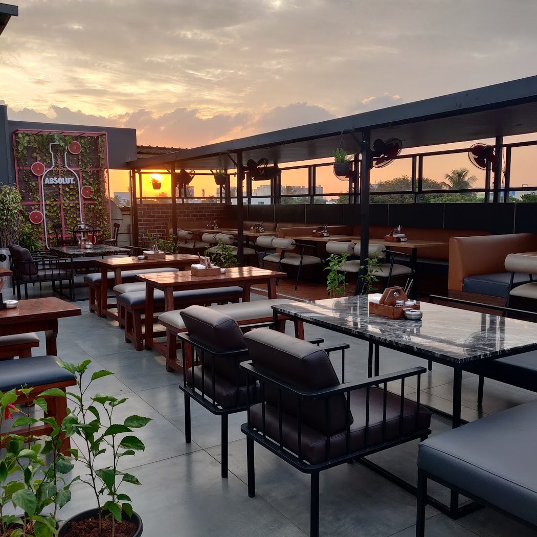 Live Sunday Sundowner with Lady Pista 2