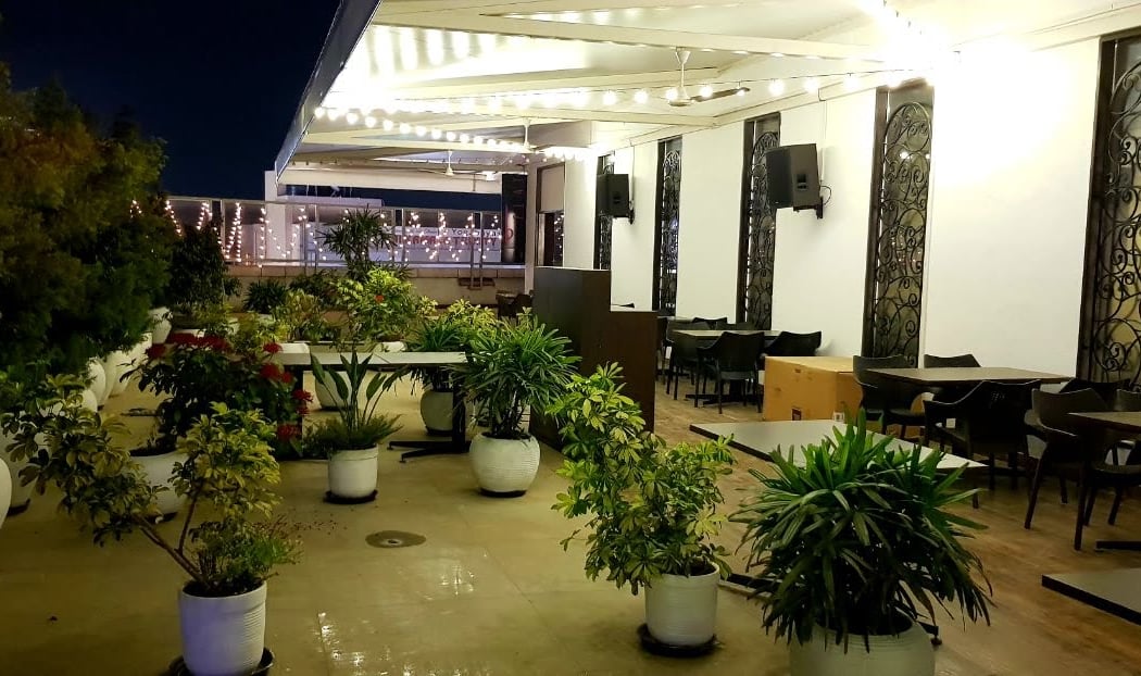 Bflat Bar and Dining at Brookefield Mall 4