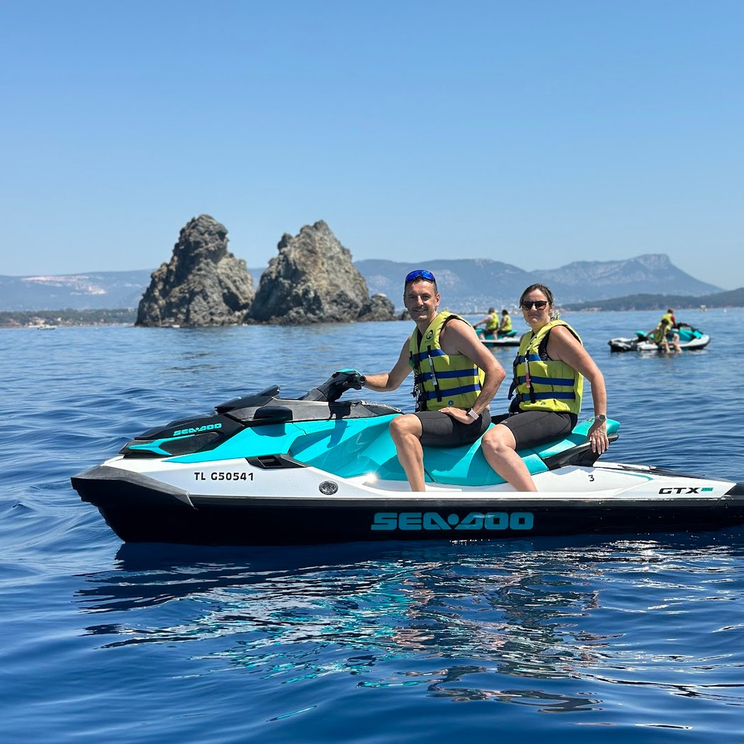 BANDOL SPORTS NAUTIQUES : Jet ski - Parachute ascensionnel - Bouée tractée 3