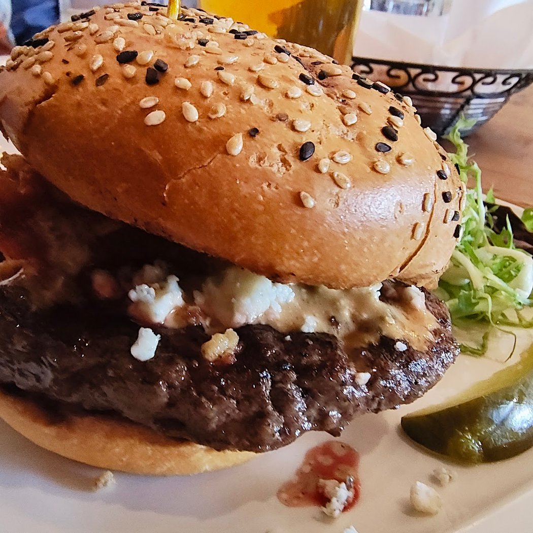 Mona's Burgers & Shakes 1