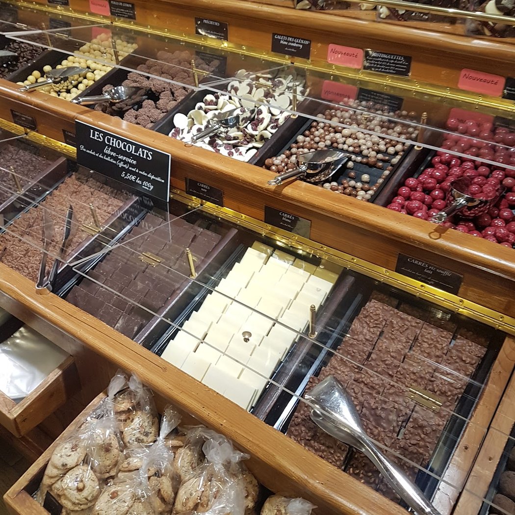 MAISON GEORGES LARNICOL - MOF - Biscuiterie Chocolaterie 1
