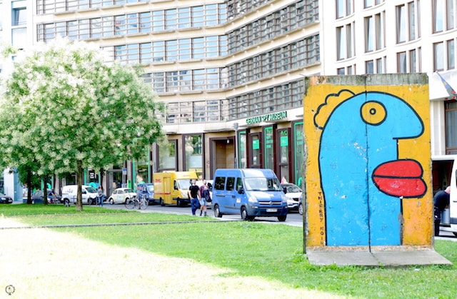 Mural Berliner Bauer (2. artwork Thierry Noir) 1