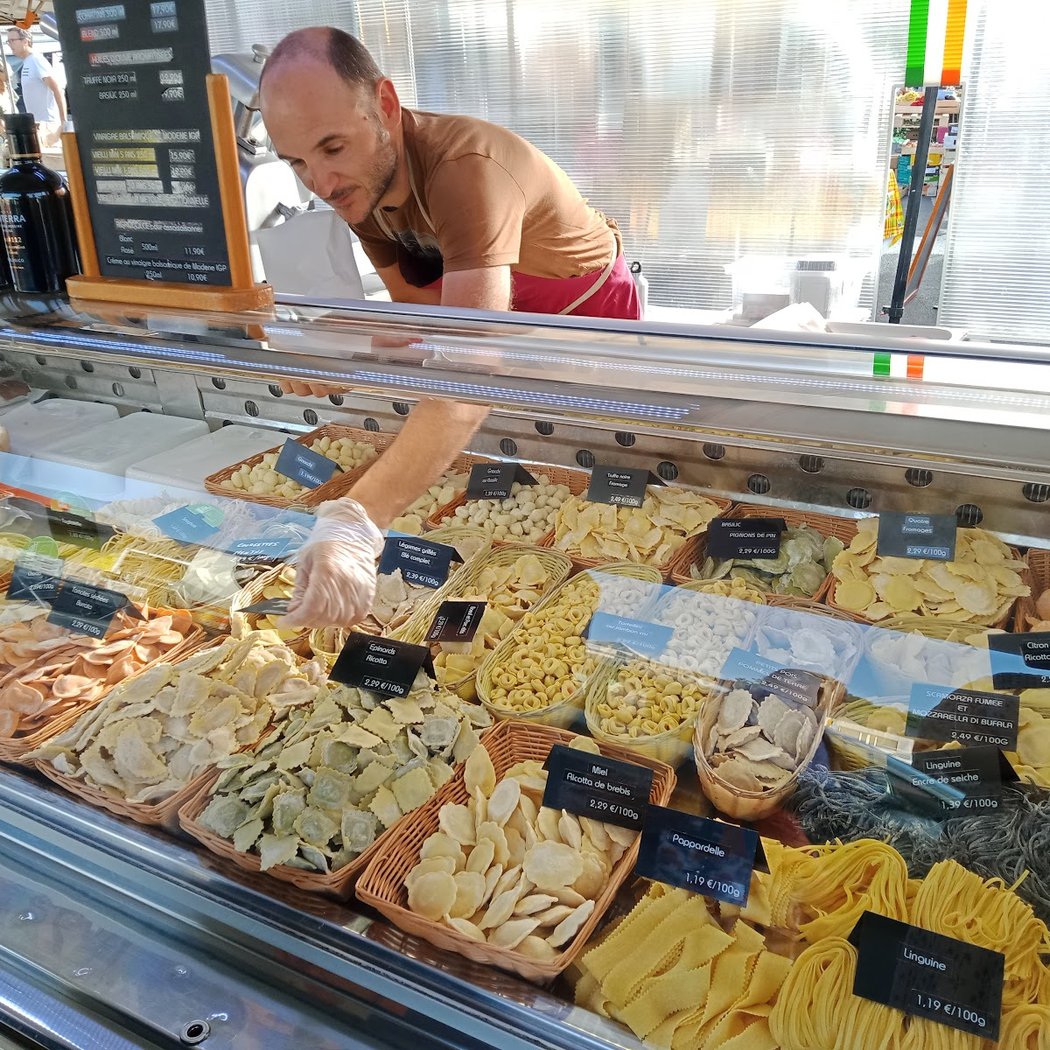 MARCHÉ HEBDOMADAIRE ALIMENTAIRE, VÊTEMENTS ET ACCESSOIRES 2