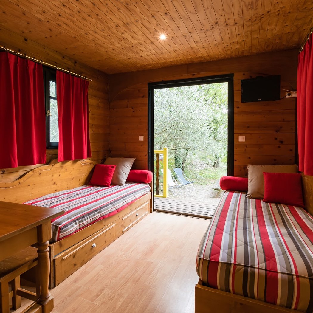 Roulottes et Cabanes de Saint Cerice / gite, HEBERGEMENT, cabane INSOLITE, SPA privatif et SAUNA en ARDECHE 3