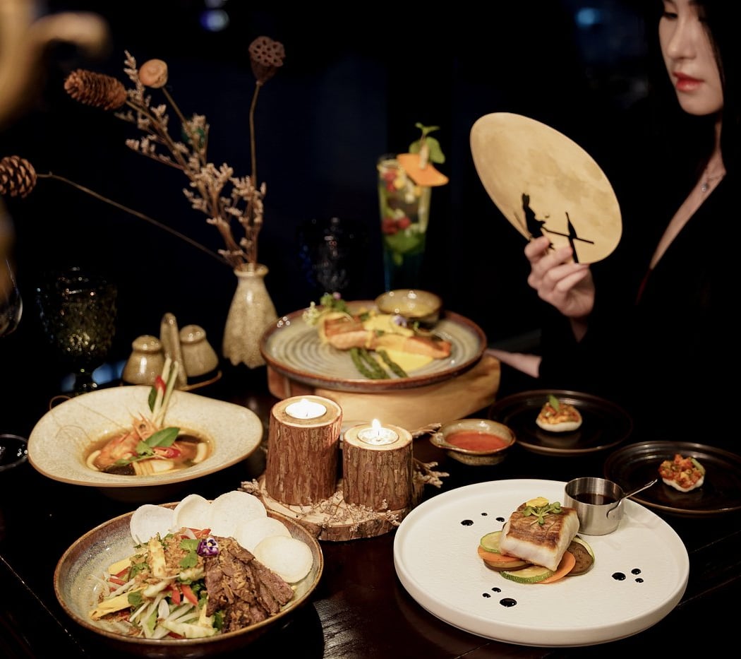 UPPER CLOUD RESTAURANT LAKE VIEW 1