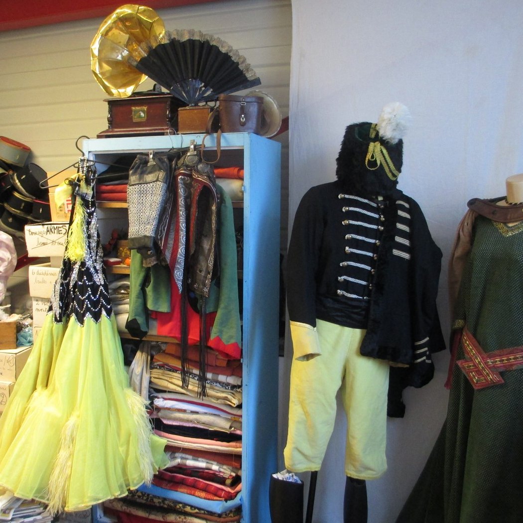 Costume sur Seine - location de costumes d'époque à Paris 2