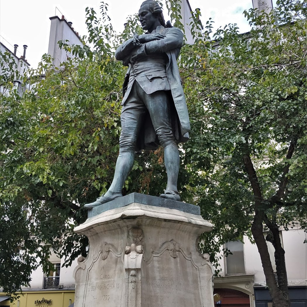 Statue de Pierre-Augustin Caron de Beaumarchais 2
