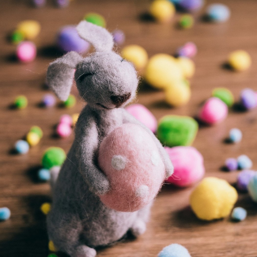 atelier créatif pour enfants dès 4 ans couronne printemps pâques pompons fleurs oeufs 1