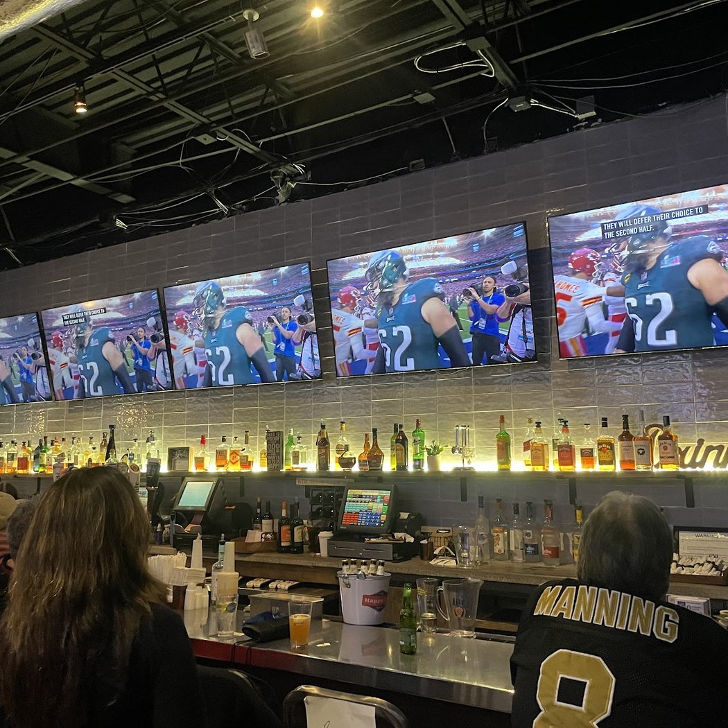 Momo's Sports Bar 1