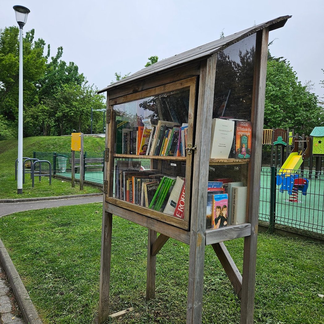 Boîte à livres Honoré de BALZAC, allée Thierry Saganta (près de l'aire de jeux) 3