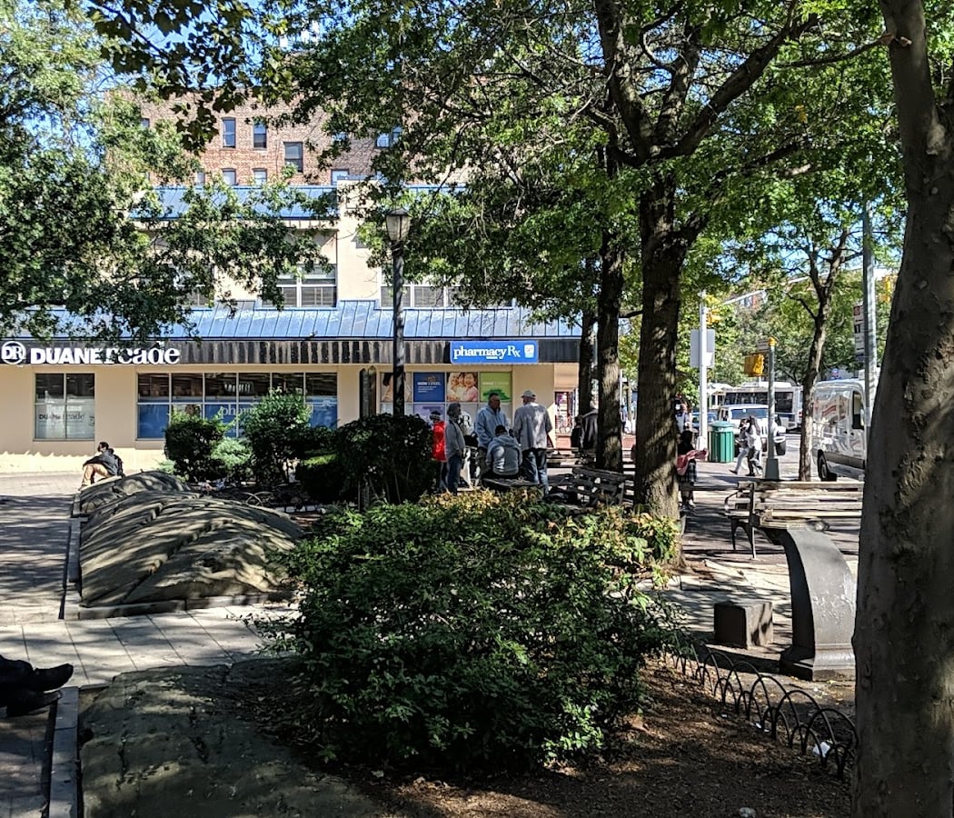 Woodside Memorial Plaza 3