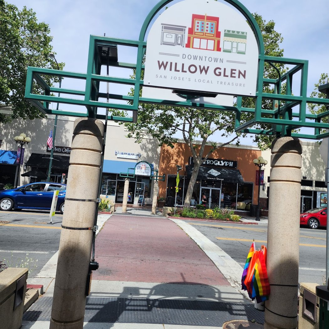 Downtown Willow Glen Holiday Bubbly Walk 1