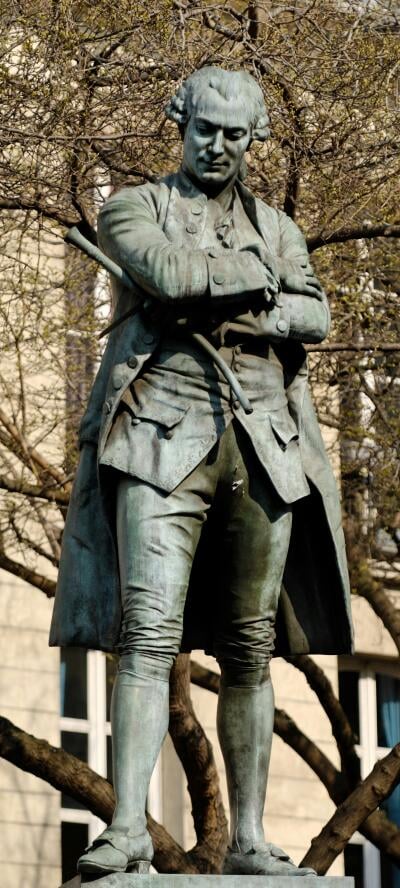 Statue de Pierre-Augustin Caron de Beaumarchais 1