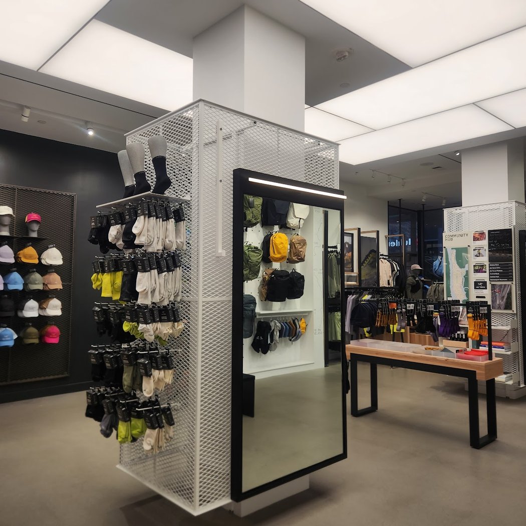 Arc'teryx Brookfield Place 2