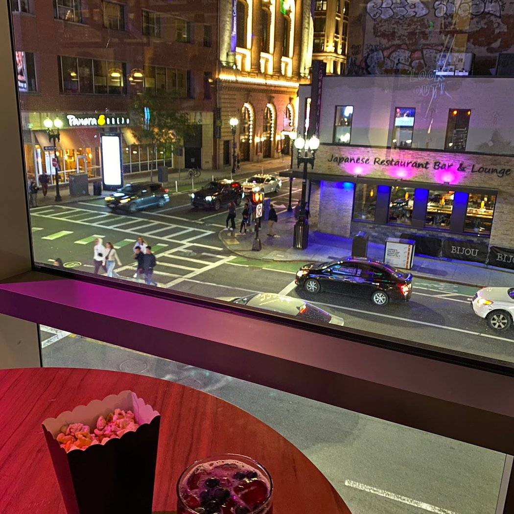 Bar Moxy 2