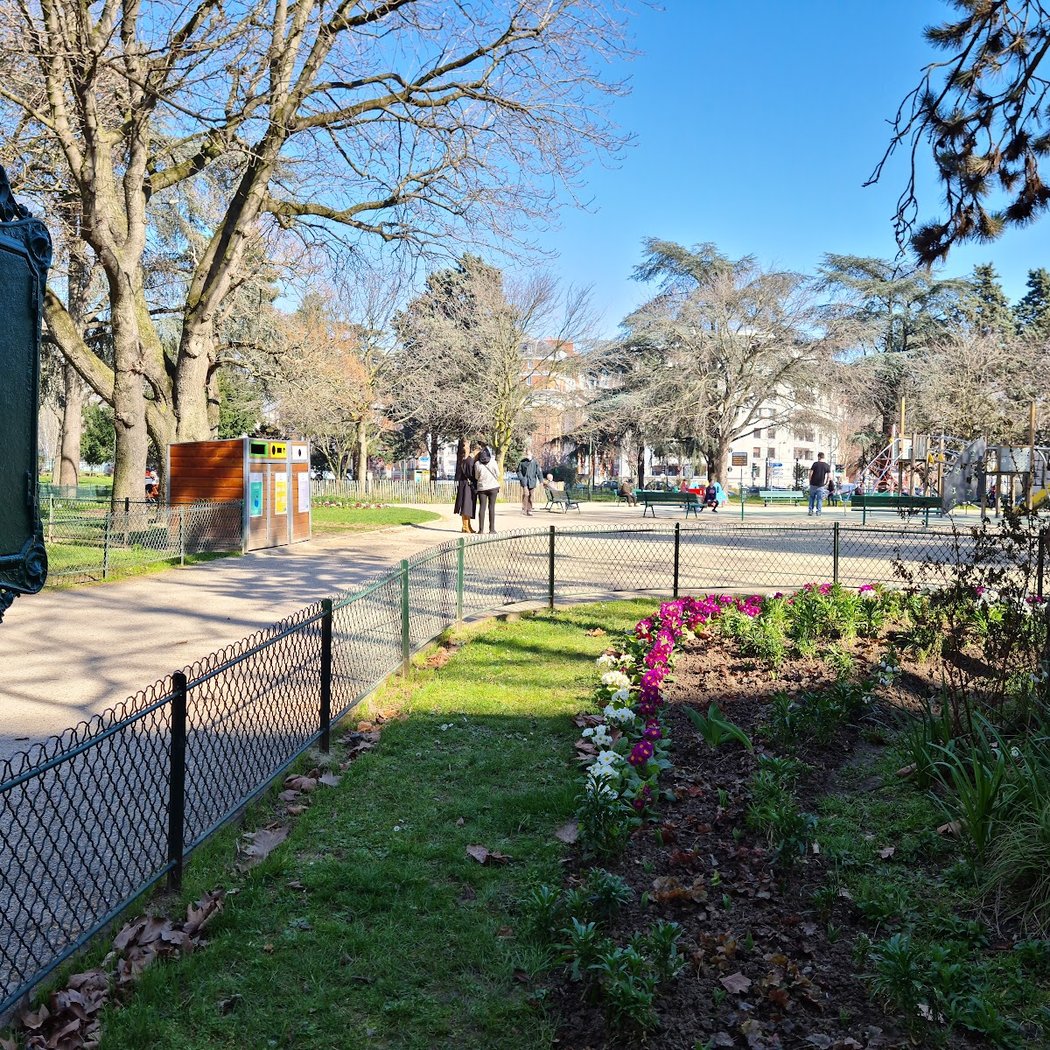 Porte de Saint Cloud et Square Roger Coquoin Garden 2