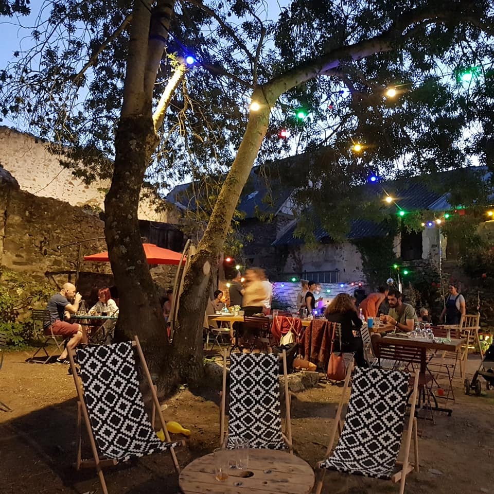 Guinguette et hébergement touristique Au Bout de l'île - Restaurant, gîte, chambres d'hôtes, yourtes et toue cabanée (bateau) 2