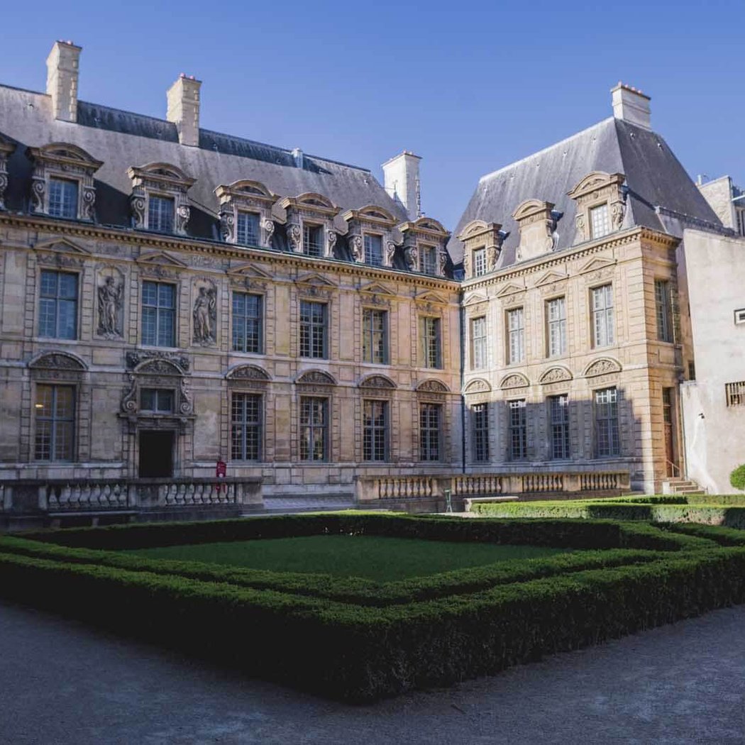 Cour et Jardin de l'Hôtel de Sully 2