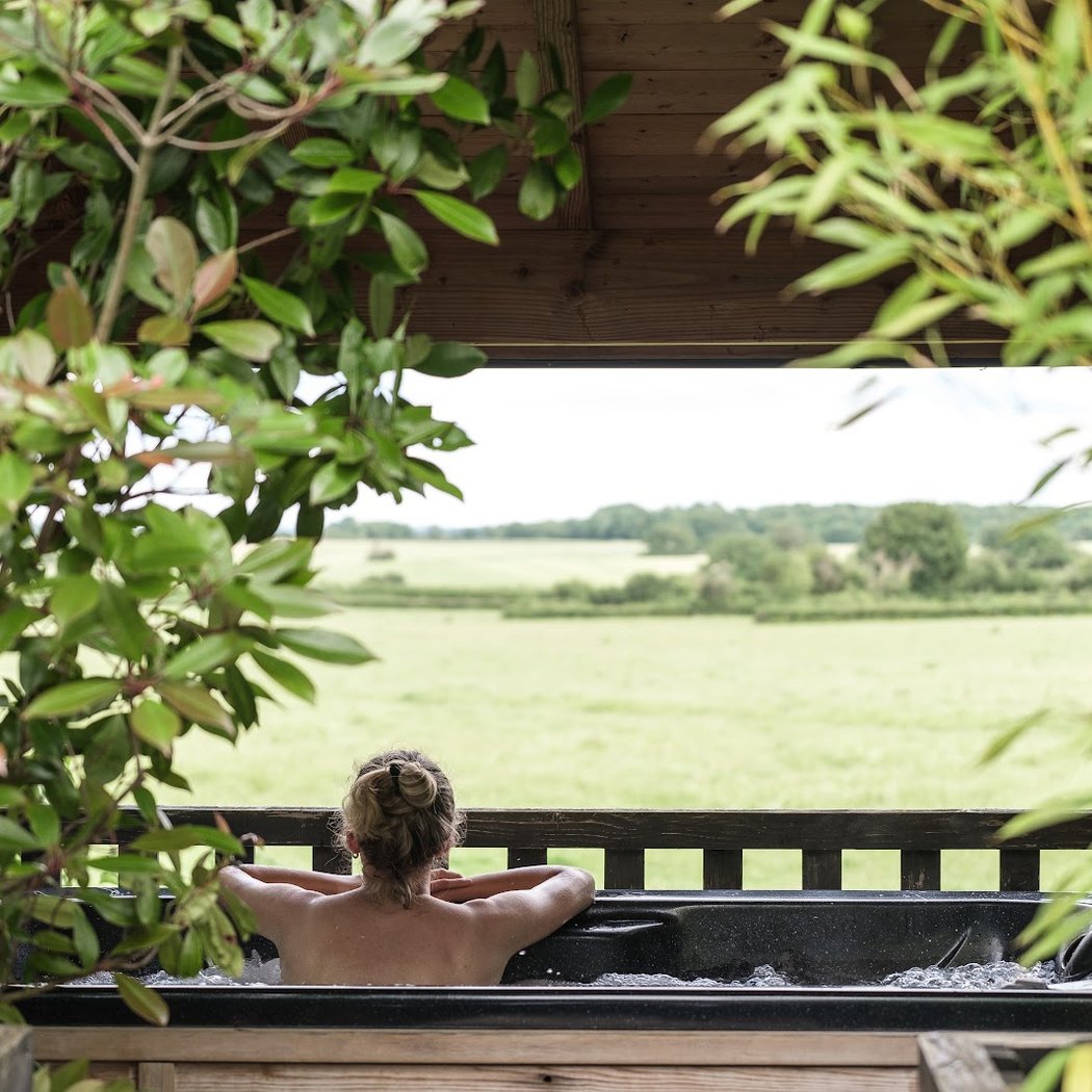 Nuit Insolite en Bourgogne | Roulotte avec Jacuzzi Privatif | Le Refuge 1