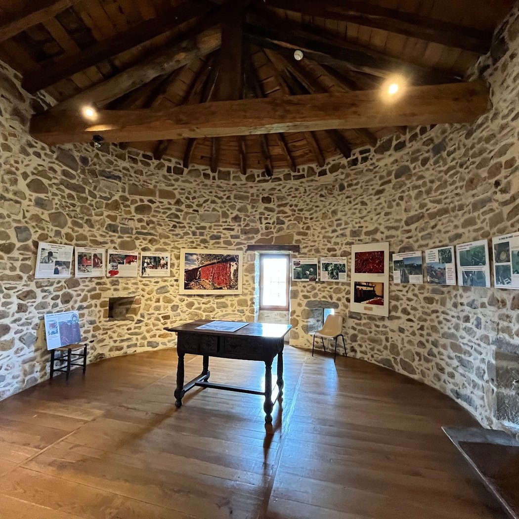 Ezpeletako Herriko Etxea / Mairie d'Espelette 1