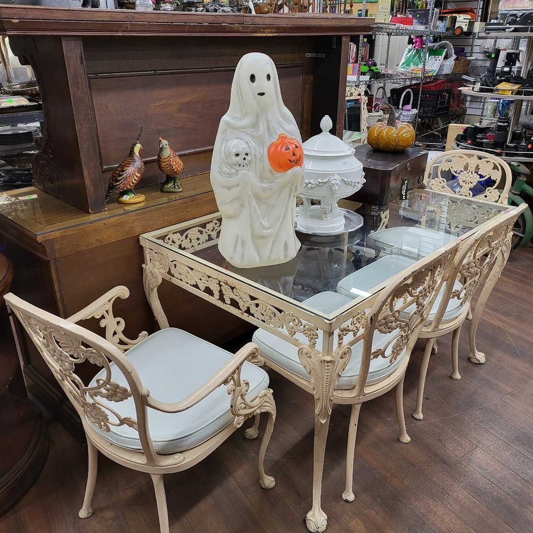 Gotham Thrift Shop 4