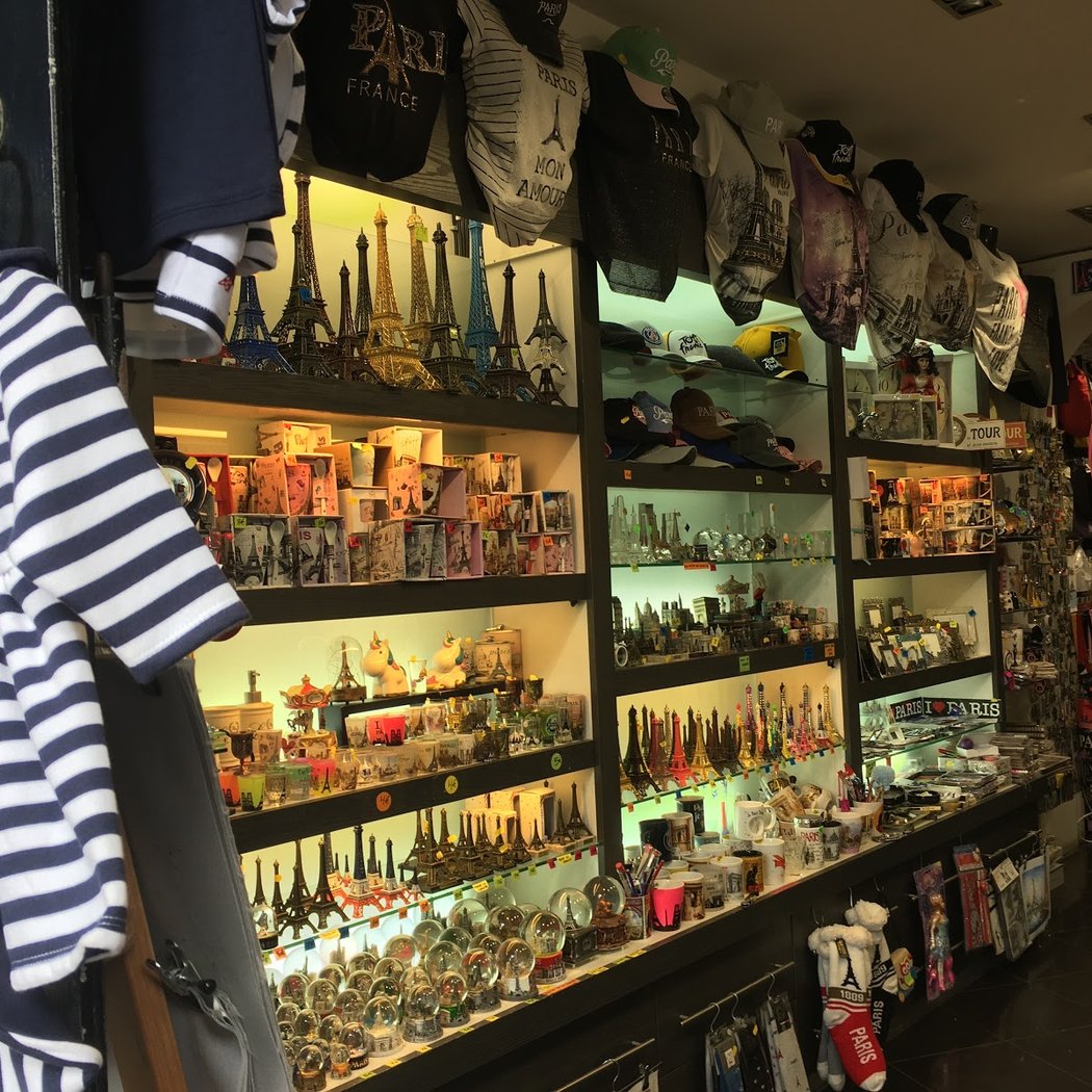 Eiffel Shop Souvenirs 3