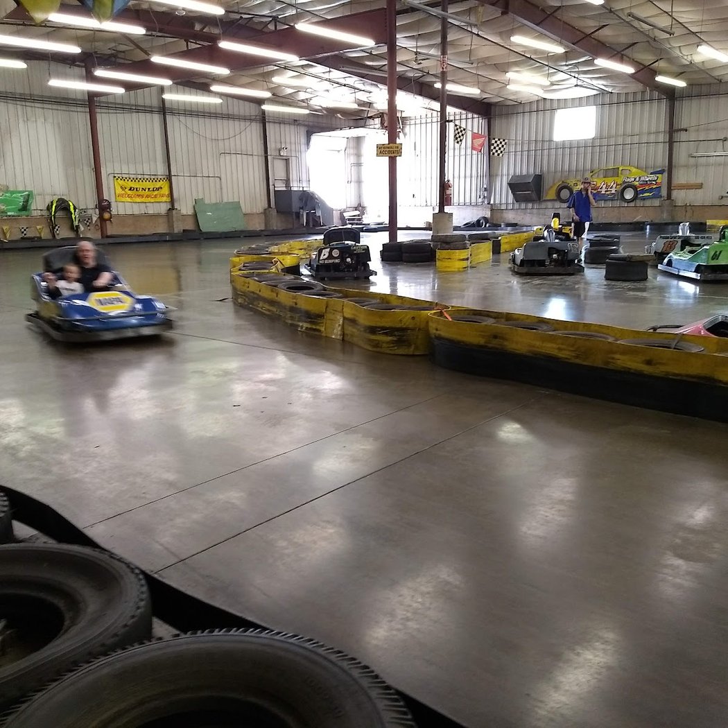 Flags & Wheels Indoor Racing 2