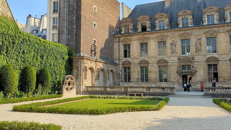 Hôtel Béthune-Sully 1