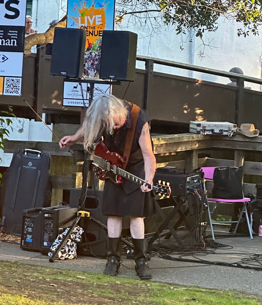 Live On The Avenue: Walking Mirrors