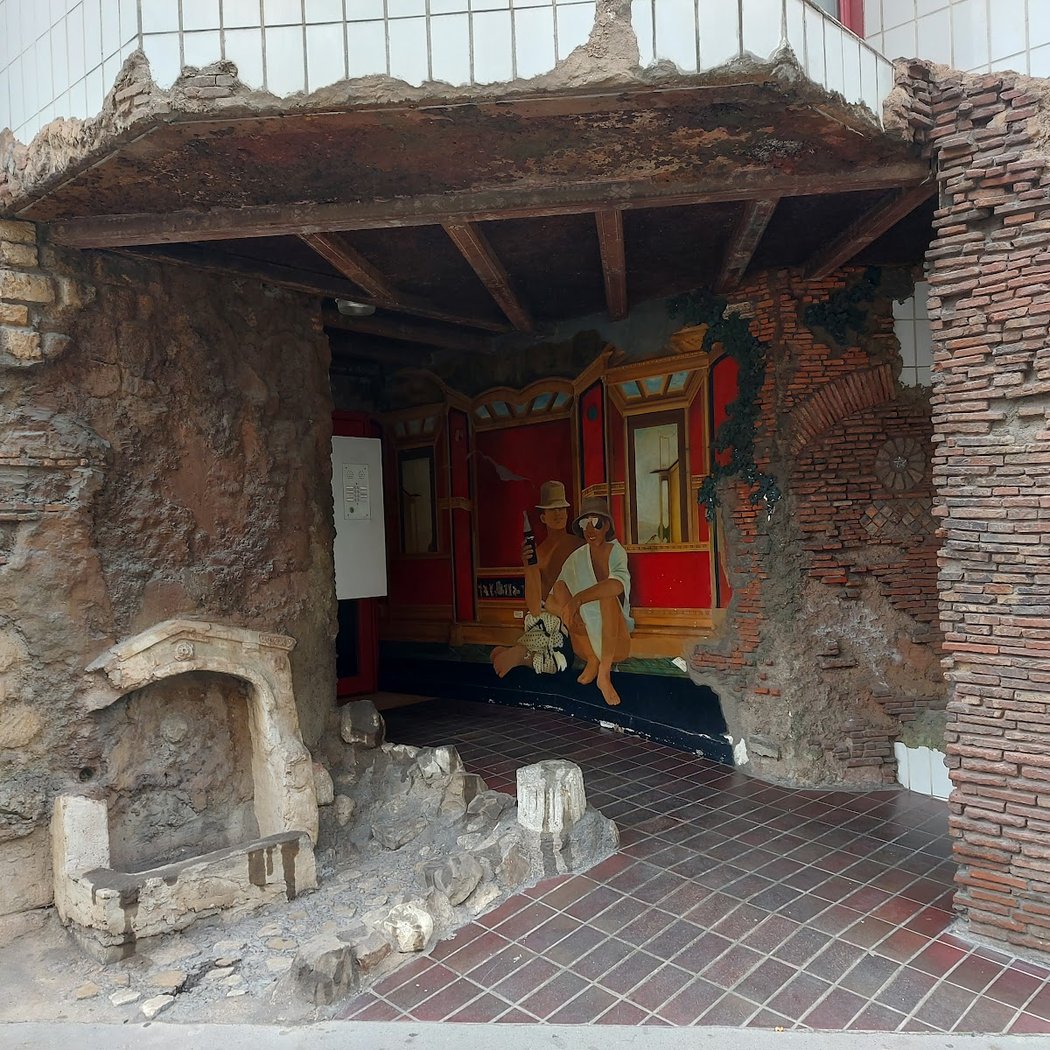 Fausse ruine romaine de style pompéien 2