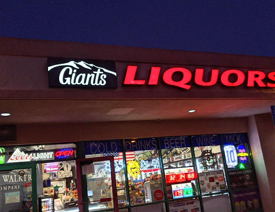 Giant's Liquor & Services 2