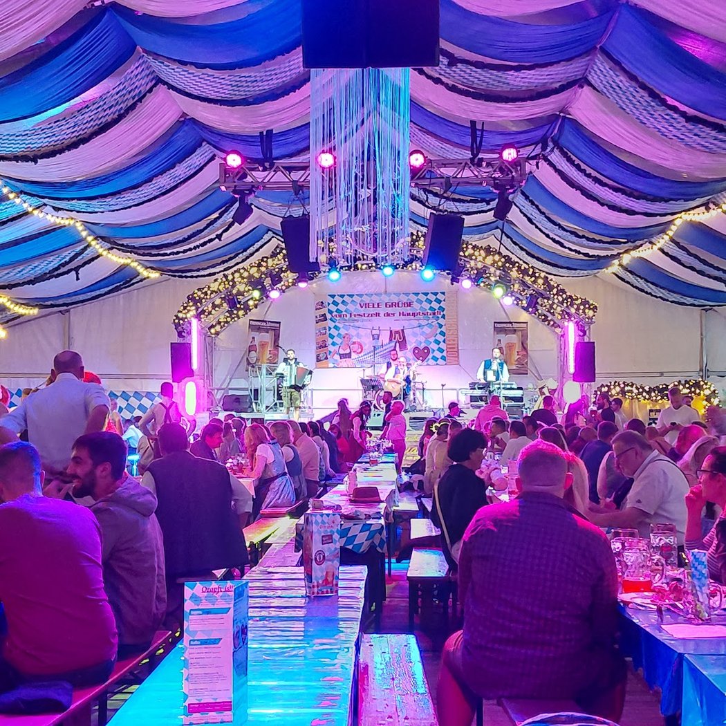 Oktoberfest im Festzelt 3