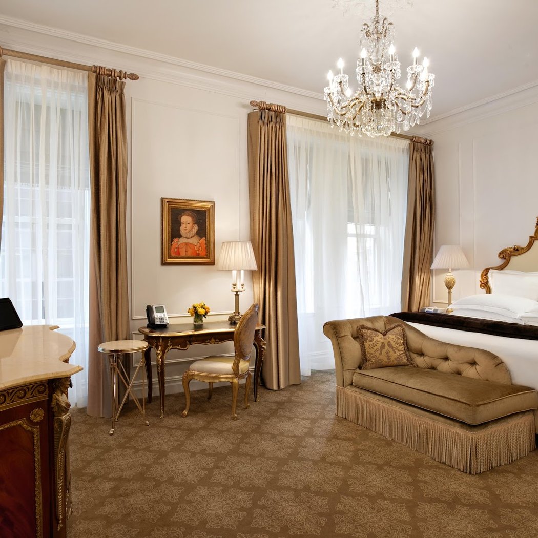Holiday-Themed Events at NYC's Iconic Hotel 3