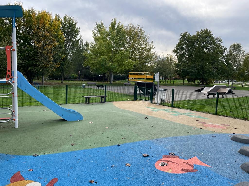 Parc jeux enfants et terrain de basket 2