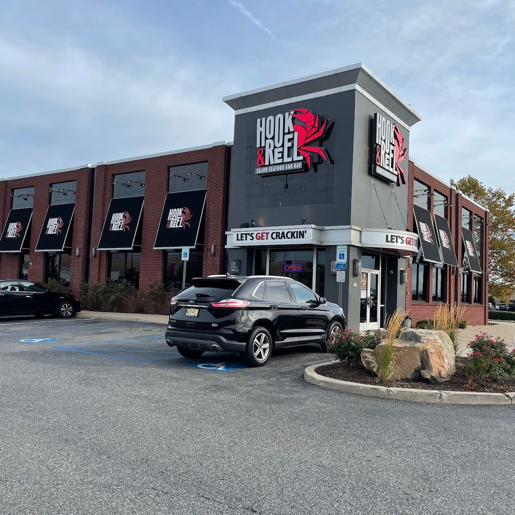 Hook & Reel Cajun Seafood & Bar 2