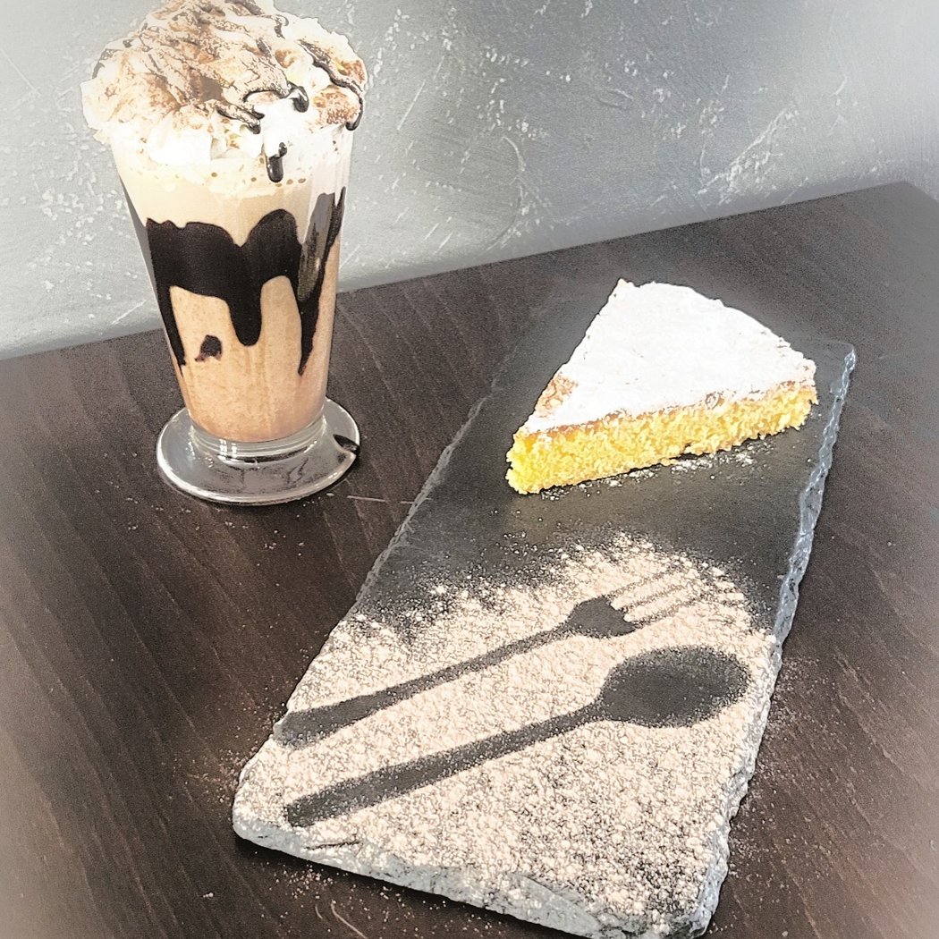 2 MONOS BAR & COCTELERIA 3