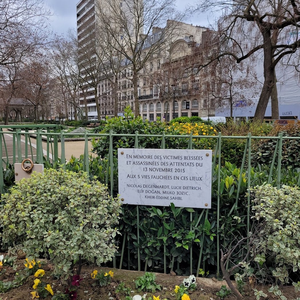 Stèle en mémoire des victimes blessées et assassinées des attentats du 13 NOVEMBRE 2015 5