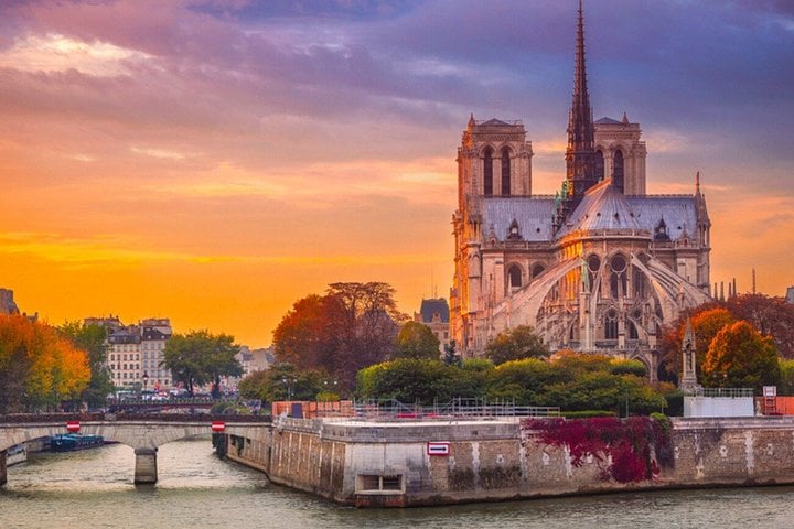 Notre Dame Walking Tour with Mini Photoshoot Paris