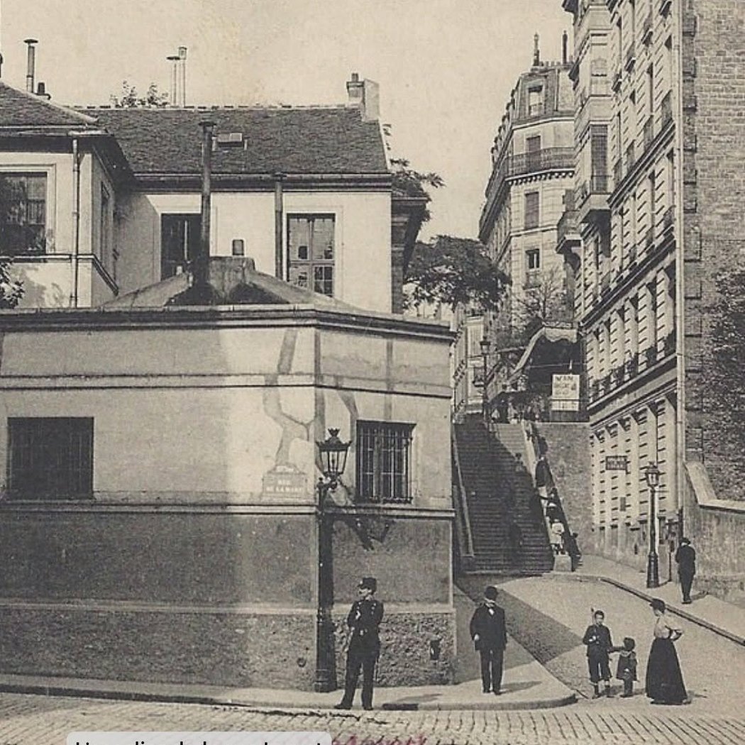 Stairs to reach historic campagne à Paris streets 3