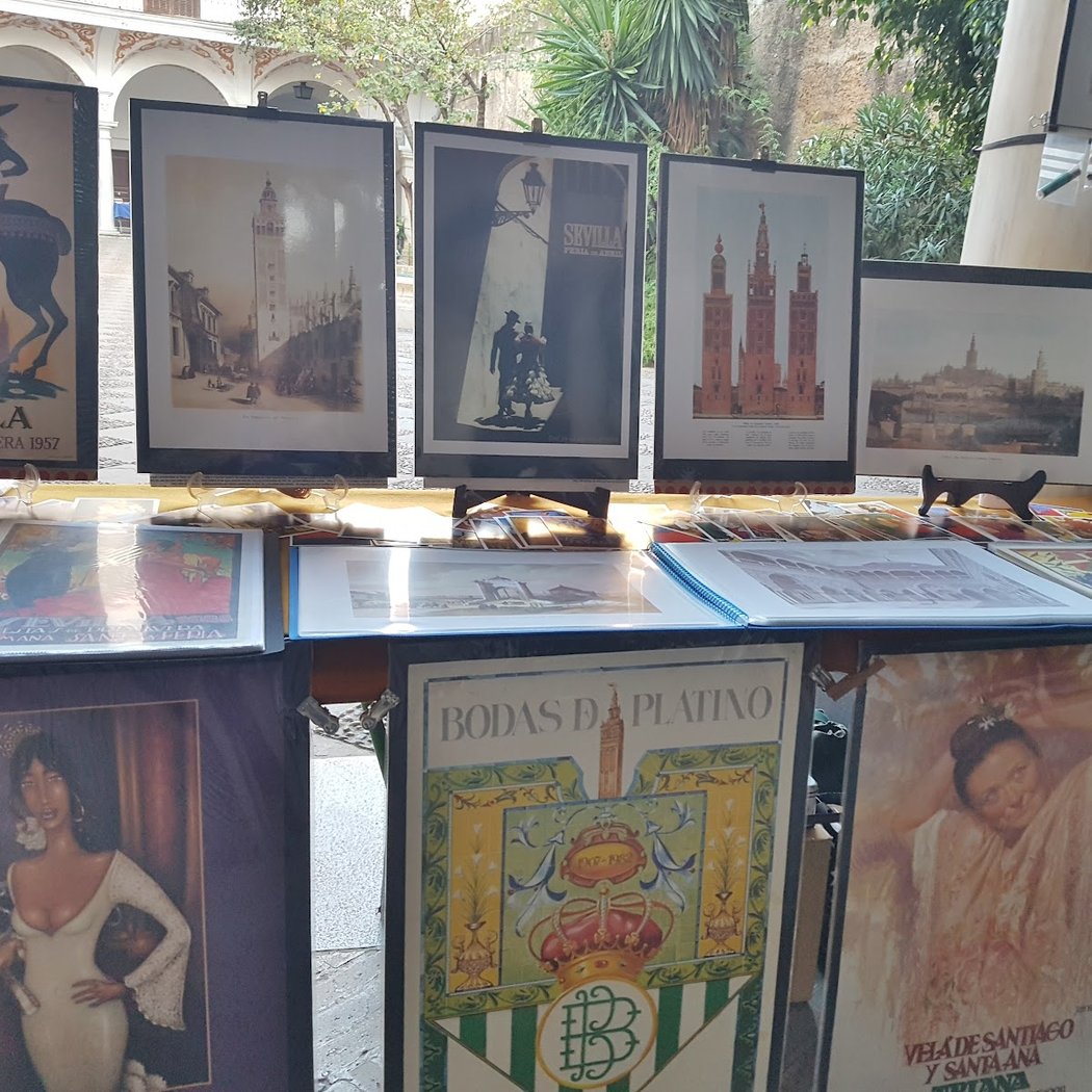 Puesto coleccionista vintage del mercadillo Plaza del Cabildo: cromos, recortables, maquetas, didácticos 1