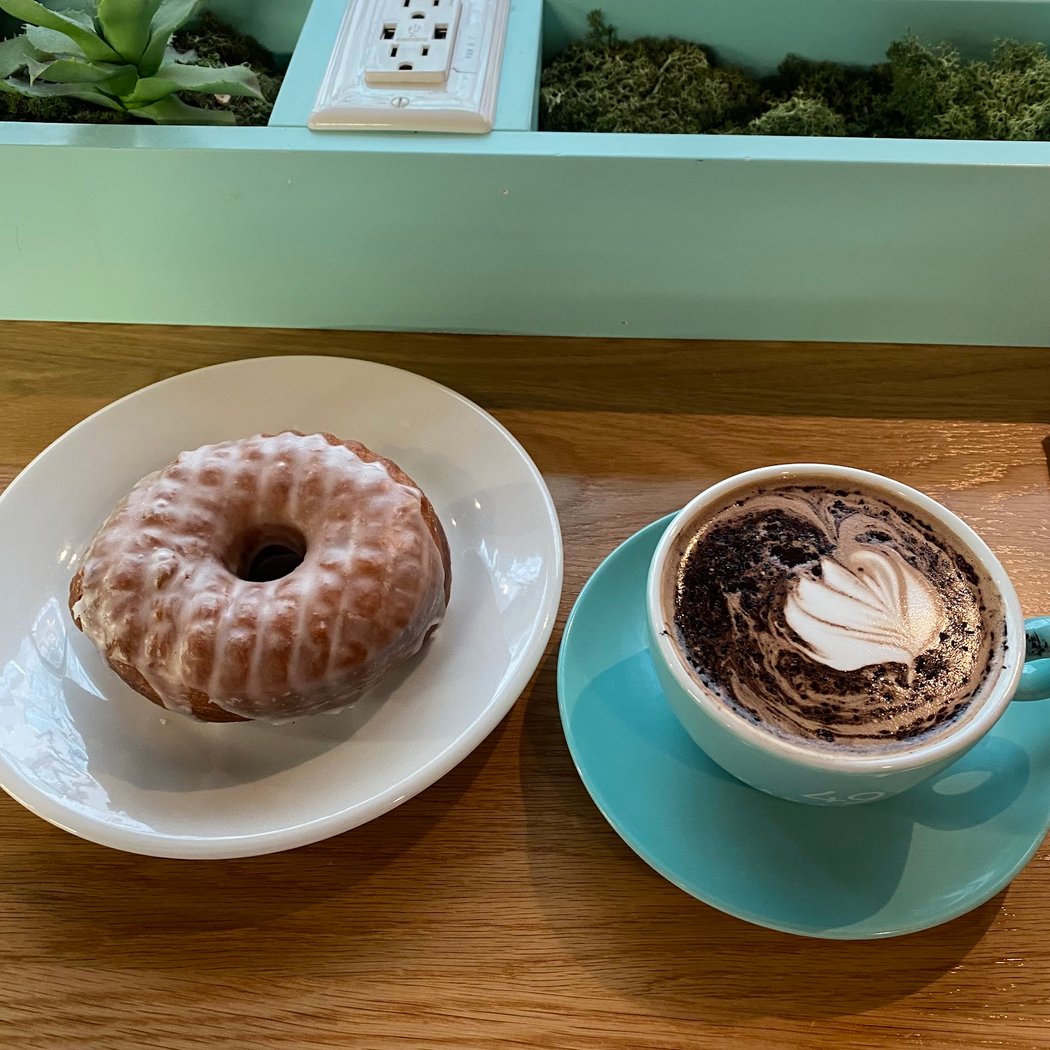 49th Parallel Café & Lucky’s Doughnuts - McGill 3