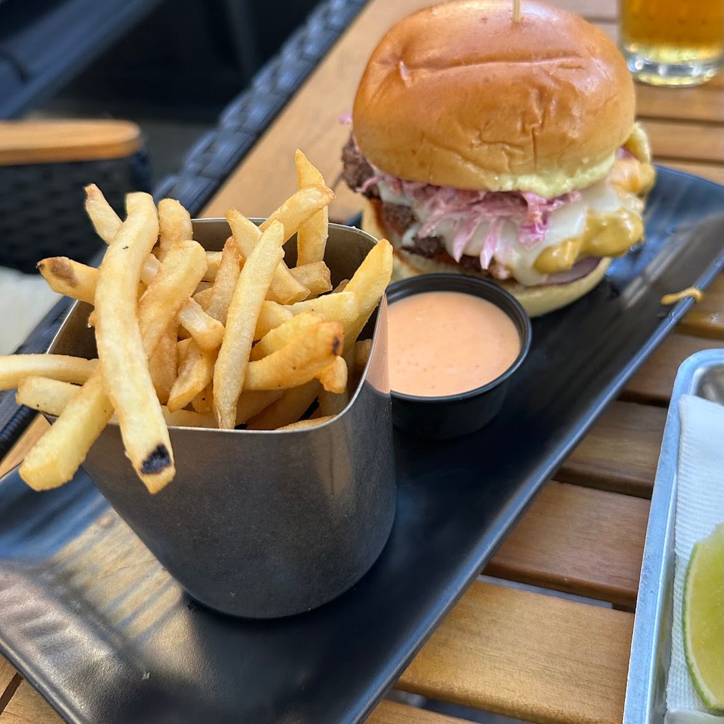 Hangar 11 Burgers & Brews 4