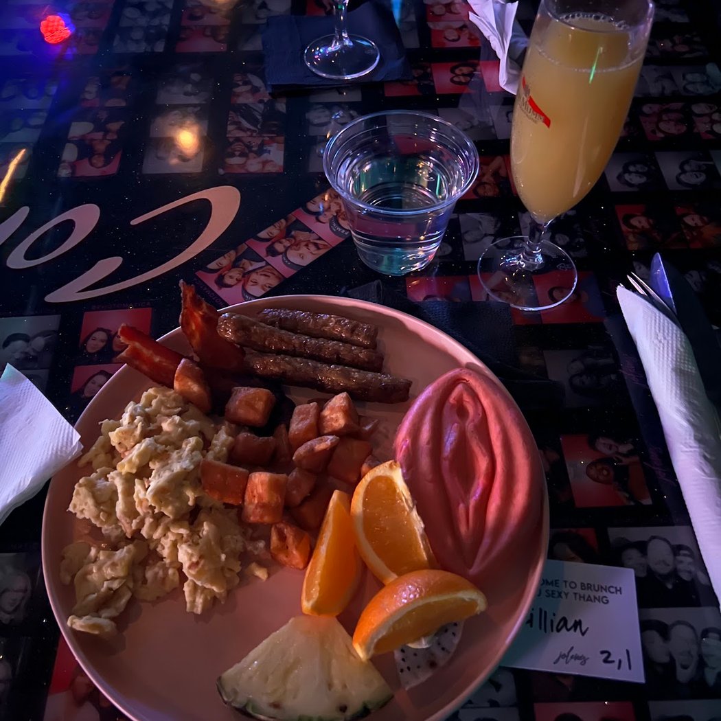 Queer Karaoke + Free Pool 4