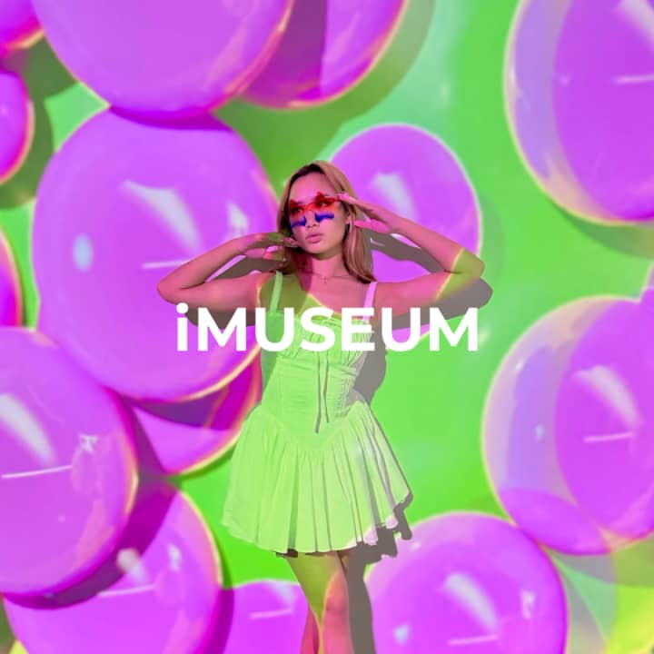 iMUSEUM: An Interactive Photo Exhibit 1